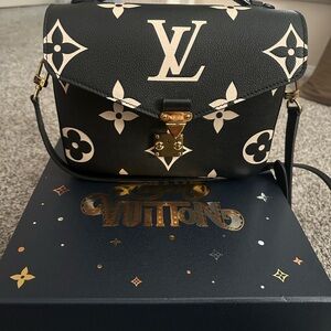 Louis Vuitton Black and White Monogram Crossbody Bag. Pouchette Métis.